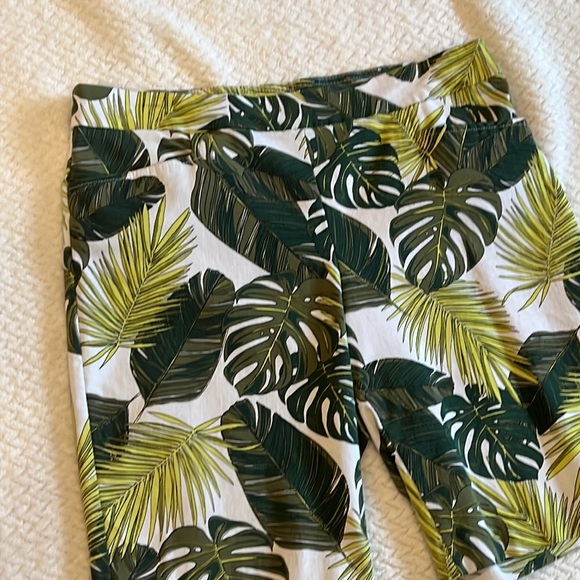 Time and Tru Womens Tropical Leaf Patterned Bermuda Shorts Size Large (12-14) - Picture 2 of 7